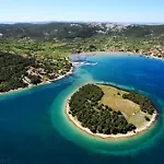 House Flamingo Ferienhaus Pašman